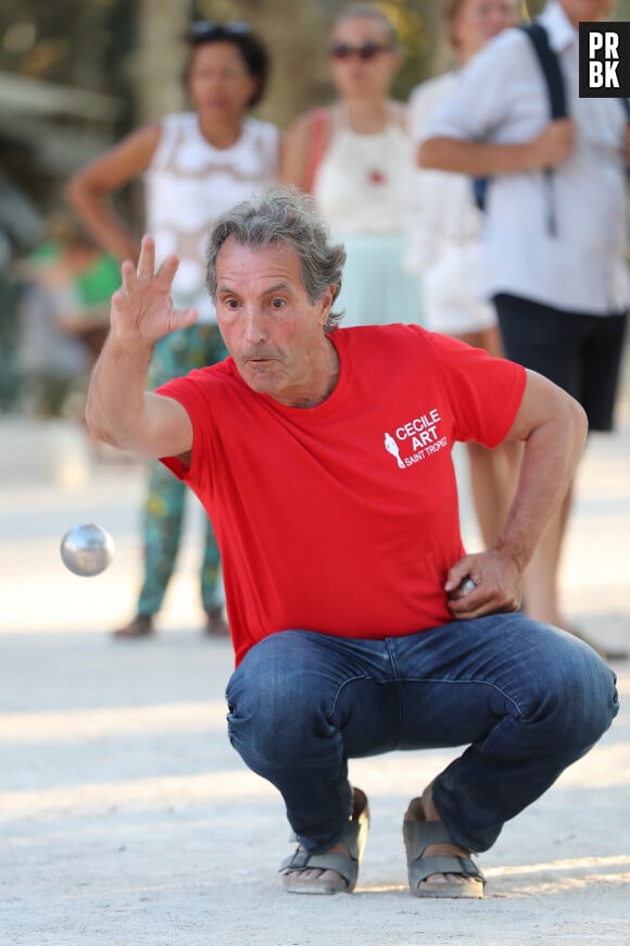 Jean-Jacques Bourdin jouant à la pétanque place des Lices à Saint-Tropez, le 12 août 2016. © Moreau-Jacovides/Bestimage