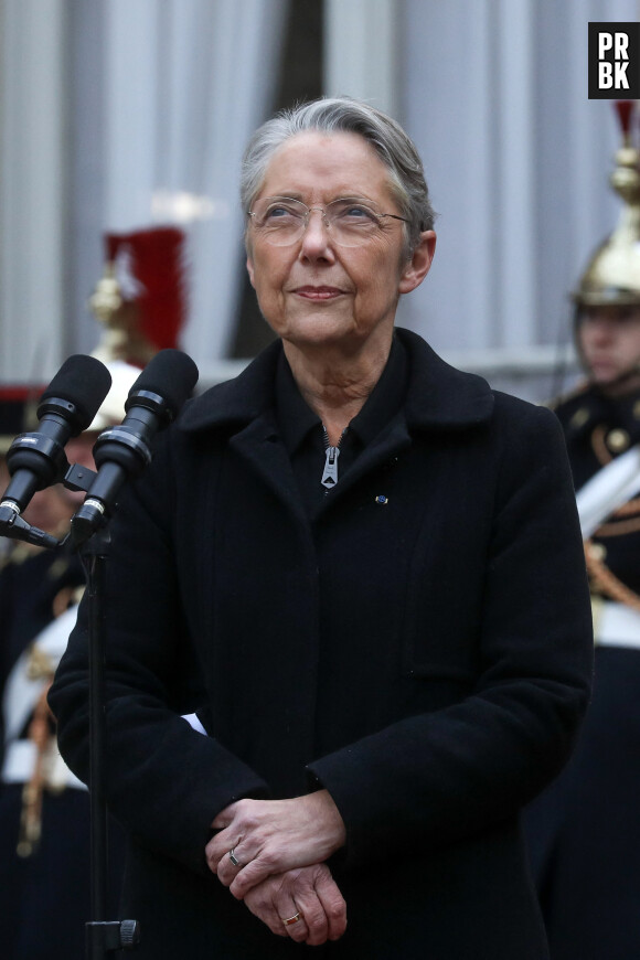 Passation de pouvoirs entre l'ancienne Première ministre Elisabeth Borne et le nouveau Premier ministre à l'hôtel de Matignon, à Paris, France, le 9 janvier 2024. © Stéphane Lemouton/Bestimage