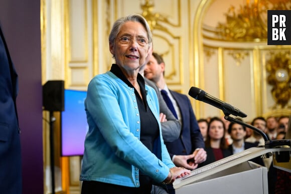 Elisabeth Borne, la Première ministre, - La Première ministre E.Borne reçoit l'équipe de France des métiers de la compétition internationale WorldSkills à Matignon, le 6 décembre 2023. © Eric Tschaen / Pool / Bestimage