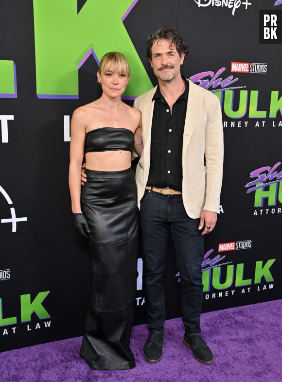 Tatiana Maslany et Brendan Hines au photocall lors de la première de la série Marvel "She Hulk Avocate" au cinéma El Capitan à Los Angeles le 15 août 2022.  