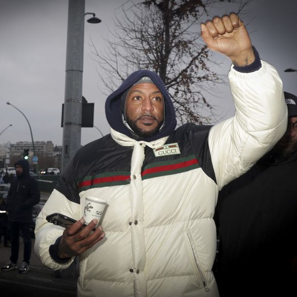 Booba vient de sortir son nouvel album.
Au lendemain de la diffusion du reportage "Complément d'enquête " sur l'animateur Cyril Hanouna, l'animateur a tenu à réagir ce vendredi 1er décembre 2023, sur le parvis de France Télévision en enregistrant une mystérieuse séquence de Touche pas à mon poste. Et à la surprise des quelques fans de TPMP présents, le rappeur Booba s'est invitée à ce rassemblement, à Paris, France, 1er décembre 2023. © Jack Tribeca/bestimage