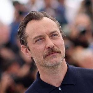 Jude Law au photocall de "Firebrand (le jeu de la reine)" lors du 76ème Festival International du Film de Cannes, le 22 mai 2023. © Moreau/Jacovides/Bestimage Celebrities at the photocall of "Firebrand (le jeu de la reine)"