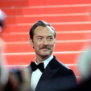 Jude Law - Montée des marches du film « Acide » lors du 76ème Festival International du Film de Cannes, au Palais des Festivals à Cannes. Le 21 mai 2023 © Jacovides-Moreau / Bestimage