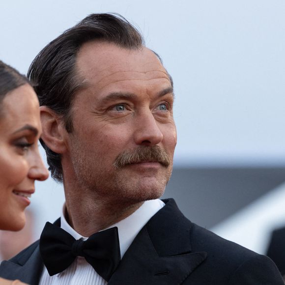 Alicia Vikander, Jude Law - Montée des marches du film « Firebrand (Le jeu de la reine) » lors du 76ème Festival International du Film de Cannes, au Palais des Festivals à Cannes. Le 21 mai 2023 © Olivier Borde / Bestimage