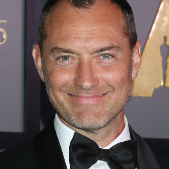 Jude Law au photocall des "13th Governors Awards" à Century City, le 20 novembre 2022. © Kay Blake/Zuma Press/Bestimage