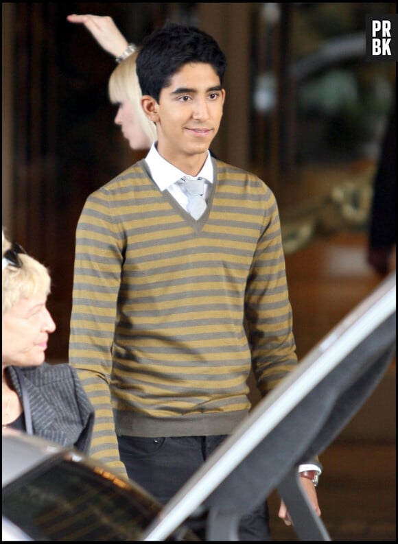Dev Patel à la sortie de son hôtel à Los Angeles.