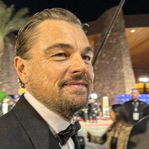 Leonardo DiCaprio signe des autographes à ses fans à son arrivée à l'ouverture du Festival International du Film de Palm Springs. Le 4 janvier 2024.