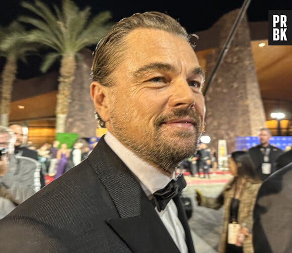 Leonardo DiCaprio signe des autographes à ses fans à son arrivée à l'ouverture du Festival International du Film de Palm Springs. Le 4 janvier 2024.