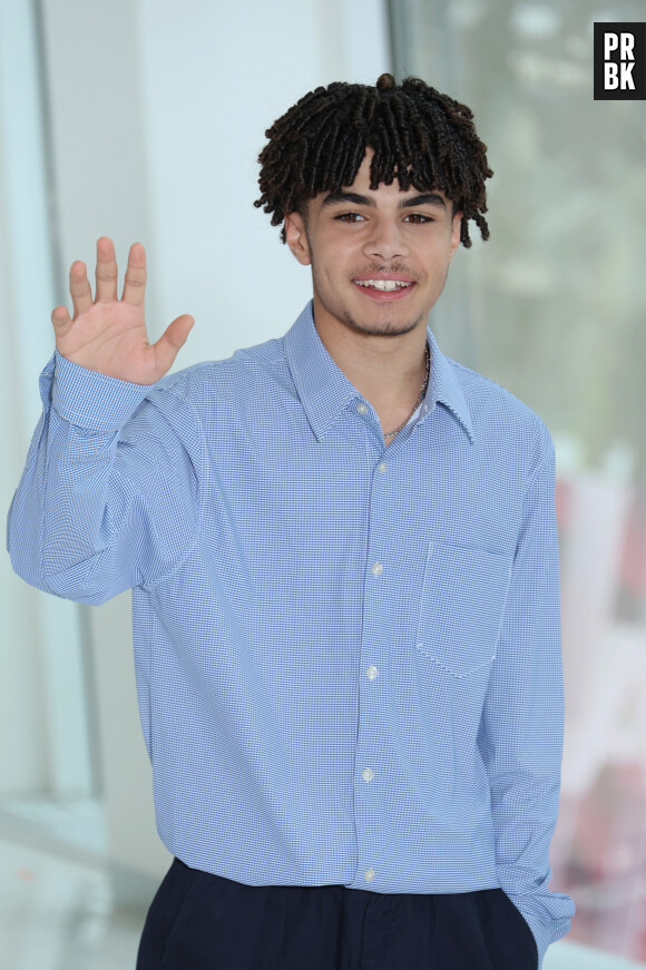 Photocall de Ethann Isidore au palais des festivals lors du festival Canneseries saison 7 le 8 avril 2024 © Denis Guignebourg / Bestimage