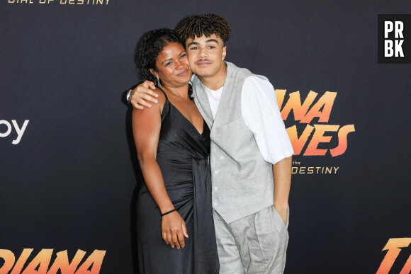 Ethann Isidore et sa mère à la première du film "Indiana Jones et le Cadran de la Destinée" à Los Angeles, le 15 juin 2023.