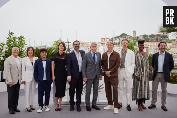 Frank Marshall, Kathleen Kennedy, Ethann Isidore, Phoebe Waller-Bridge, le réalisateur James Mangold, Harrison Ford, Mads Mikkelsen, Boyd Holbrook, Shaunette Renée Wilson et Simon Emanuel au photocall de "Indiana Jones et le cadran de la destinée" lors du 76ème Festival International du Film de Cannes, le 19 mai 2023. © Jacovides / Moreau / Bestimage