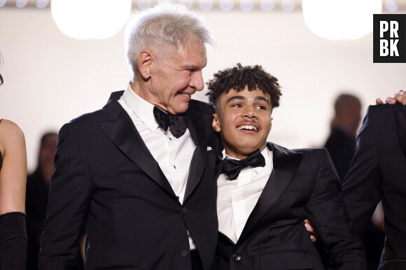 Harrison Ford et Ethann Isidore à la montée des marches de "Indiana Jones et le Cadran de la destinée" lors du 76ème Festival International du Film de Cannes, le 18 mai 2023.