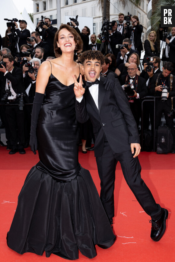 Phoebe Waller-Bridge avec Ethann Isidore pour la montée des marches du film « Indiana Jones et le cadran de la destinée (Indiana Jones and the Dial of destiny) » lors du 76ème Festival International du Film de Cannes, au Palais des Festivals à Cannes. Le 18 mai 2023 © Jacovides-Moreau / Bestimage