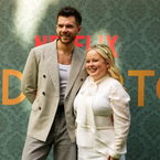 Nicola Coughlan a osé se moquer du plus gros flop de la carrière de Luke Newton sur le tournage de Bridgerton, et toute l'équipe l'a suivie