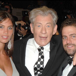 Ian McKellen, Brett Ratner et Alina Pascua à la montée des marches du film X-Men 3 au 59ème Festival de Cannes en 2006.


