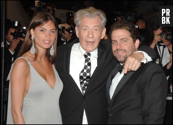 Ian McKellen, Brett Ratner et Alina Pascua à la montée des marches du film X-Men 3 au 59ème Festival de Cannes en 2006.


