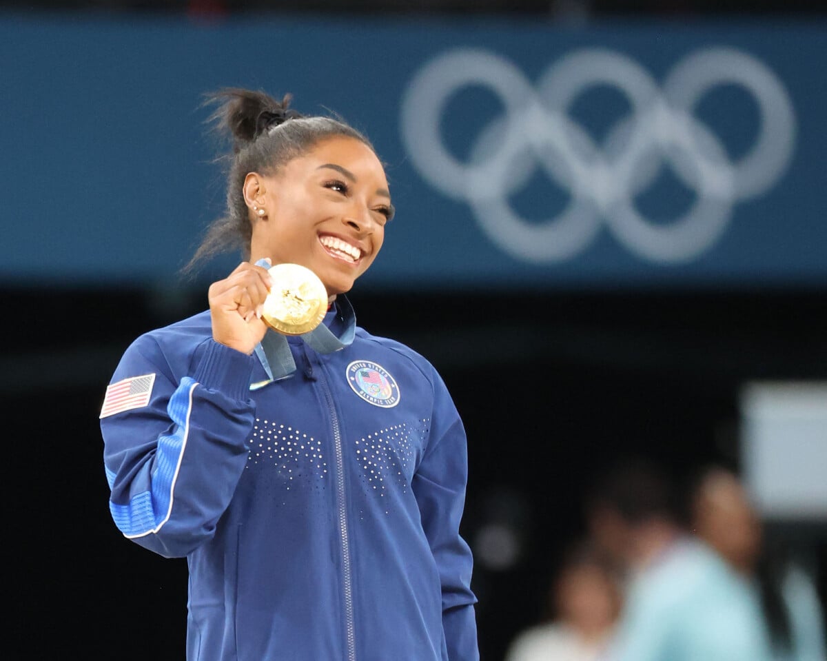 Photo : Simone Biles avec une médaille d'or aux Jeux Olympiques 2024 de