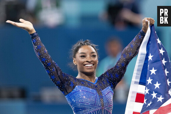 Simone Biles célèbre devant son compagnon Jonathan Owens et ses parents Nellie Biles et Ronald Biles - Les célébrités assistent aux épreuves de Gymnastique artistique féminine, finale du concours général lors des Jeux Olympiques de Paris 2024 (JO) au Palais omnisports Bercy Arena, à Paris, France, le 1er août 2024. © Jacovides-Perusseau/Bestimage