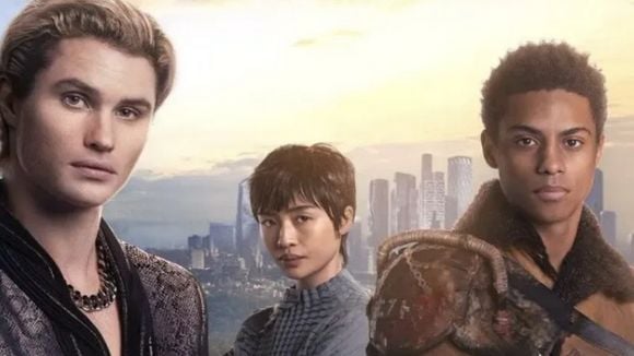 Uglies (Netflix) : une histoire pas crédible à cause de ses acteurs trop beaux ? Le réalisateur assume son choix, "Ce n'est jamais assez..."