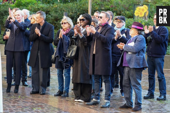 Ramatoulaye Diop, la compagne du défunt, Jean-Paul Rouve, Jean-Michel Ribes - Sortie des Obsèques de Michel Blanc en l'église Saint-Eustache à Paris, le 10 octobre 2024. © Moreau / Jacovides / Bestimage
Cause de la disparition de Michel Blanc : le comédien aurait fait une réaction allergique lors d'un examen médical le 3 octobre 2024, mais pas en raison d'un produit injecté pour les besoins de son échographie. C'est un antibiotique administré en cas de problème rénale qui aurait provoqué la réaction, se transformant en oedème de Quincke