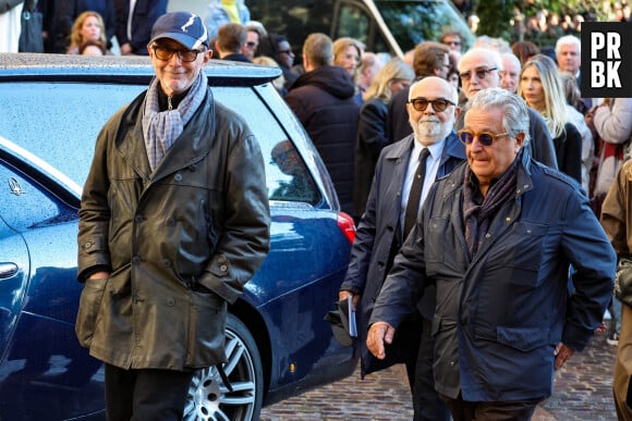 Thierry Lhermitte, Gérard Jugnot, Christian Clavier - Sortie des Obsèques de Michel Blanc en l'église Saint-Eustache à Paris, le 10 octobre 2024. © Moreau / Jacovides / Bestimage
Cause de la disparition de Michel Blanc : le comédien aurait fait une réaction allergique lors d'un examen médical le 3 octobre 2024, mais pas en raison d'un produit injecté pour les besoins de son échographie. C'est un antibiotique administré en cas de problème rénale qui aurait provoqué la réaction, se transformant en oedème de Quincke