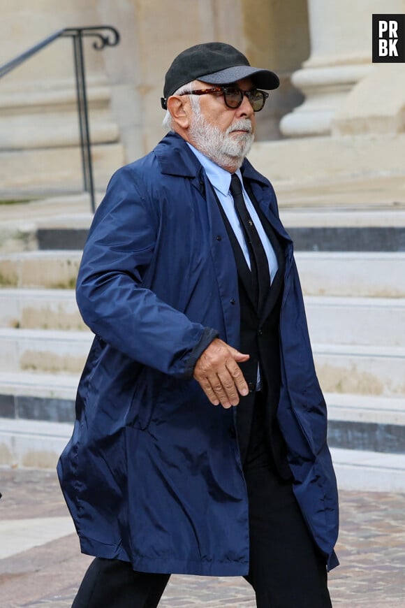 Gérard Jugnot - Obsèques de Michel Blanc en l'église Saint-Eustache à Paris, le 10 octobre 2024. © Moreau / Jacovides / Bestimage - Obsèques de Michel Blanc en l'église Saint-Eustache à Paris, le 10 octobre 2024. © Moreau / Jacovides / Bestimage
Cause de la disparition de Michel Blanc : le comédien aurait fait une réaction allergique lors d'un examen médical le 3 octobre 2024, mais pas en raison d'un produit injecté pour les besoins de son échographie. C'est un antibiotique administré en cas de problème rénale qui aurait provoqué la réaction, se transformant en oedème de Quincke