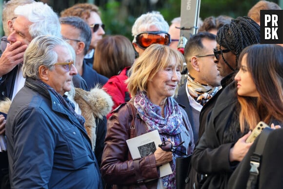 Christian Clavier, Marie-Anne Chazel, Ramatoulaye Diop, la veuve du défunt - Sortie des Obsèques de Michel Blanc en l'église Saint-Eustache à Paris, le 10 octobre 2024. © Moreau / Jacovides / Bestimage
Cause de la disparition de Michel Blanc : le comédien aurait fait une réaction allergique lors d'un examen médical le 3 octobre 2024, mais pas en raison d'un produit injecté pour les besoins de son échographie. C'est un antibiotique administré en cas de problème rénale qui aurait provoqué la réaction, se transformant en oedème de Quincke