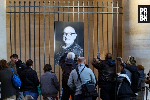 Sortie des Obsèques de Michel Blanc en l'église Saint-Eustache à Paris, le 10 octobre 2024. © Moreau / Jacovides / Bestimage
Cause de la disparition de Michel Blanc : le comédien aurait fait une réaction allergique lors d'un examen médical le 3 octobre 2024, mais pas en raison d'un produit injecté pour les besoins de son échographie. C'est un antibiotique administré en cas de problème rénale qui aurait provoqué la réaction, se transformant en oedème de Quincke