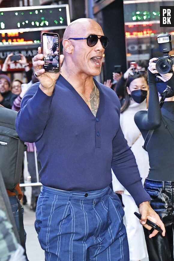 Dwayne Johnson film en Facetime son arrivée à l'émission "Good Morning America" à New York.