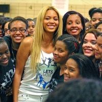  PHOTOS ... Beyonce bouge son corps avec des lycéennes