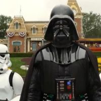 Dark Vador débarque à Disneyland ... la vidéo buzz