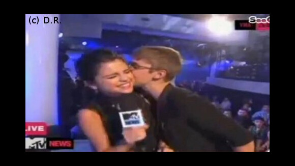 VIDEO - Justin Bieber et Selena Gomez s'embrassent aux MTV VMA 2011