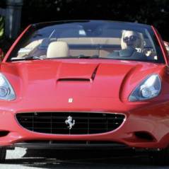 Paris Hilton nous présente son nouveau joujou : une Ferrari (PHOTOS)
