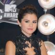 Selena Gomez en robe noire sur un tapis rouge