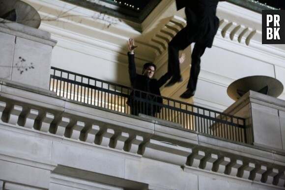 Damon balance quelque'un d'un balcon, mais qui ?