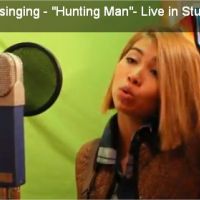 Hayley Kiyoko : Nouveau look pour le clip d&#039;Hunting Man (VIDEO)