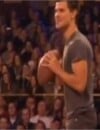 Taylor Lautner joue au football américain sur le plateau du Jimmy Fallon Show.