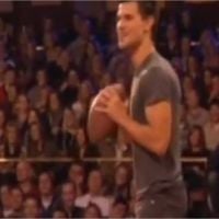Taylor Lautner sort les biceps pour jouer au foot US avec Jimmy Fallon (VIDEO)