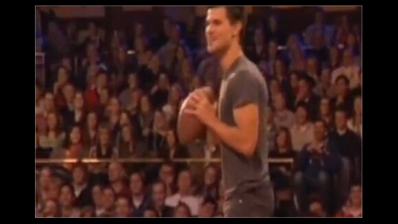 Taylor Lautner sort les biceps pour jouer au foot US avec Jimmy Fallon (VIDEO)