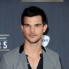 Taylor Lautner très classe pour le Super Bowl