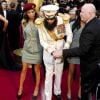 Sacha Baron Cohen verse les fausses cendres de Kim Jong Il aux Oscars 2012