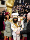 Sacha Baron Cohen verse les fausses cendres de Kim Jong Il aux Oscars 2012