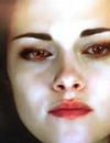 Bella en vampire, yeux rouges et teint pâle obligatoire !