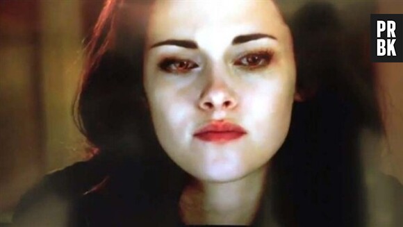 Bella en vampire, yeux rouges et teint pâle obligatoire !
