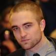 Robert Pattinson très élégant à l'avant-première de Bel Ami