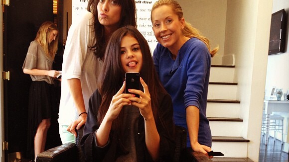Selena Gomez : nouveau look sage pour nouveau film ! (PHOTOS)