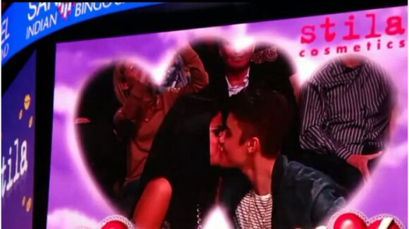 Justin Bieber et Selena Gomez : un gros kiss devant Tony Parker ! (VIDEO)
