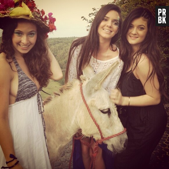 Kendall Jenner et sa soeur Kylie s'exposent avec un âne