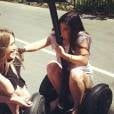 Kendall Jenner et une copine font mumuse sur la route