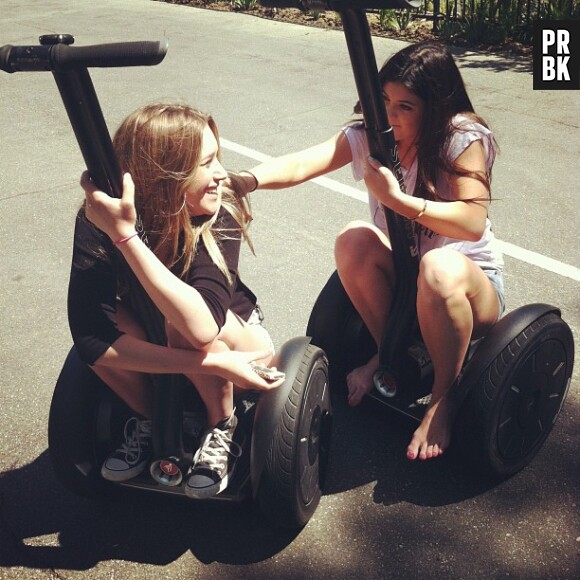 Kendall Jenner et une copine font mumuse sur la route